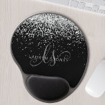 Glam Black SilverグリッターMonogram Name ジェルマウスパッド<br><div class="desc">Glam Black Silver Monogram エレガント Gel Mouse Pad。黒い背景に銀色のトレンディーを使った、デザインのおしゃれなゲルエレガントマウスパッきらめくドグリッターを簡単にカスタマイズできます。このデザインには、渦巻きと名前を持つ手書きの脚かわいらし本が書かれています。</div>