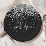 Glam Black SilverグリッターMonogram Name ペーパープレート<br><div class="desc">Glam Black Silverグリッターモノグラエレガントム紙プレートこのトレンディーシックな紙プレートデザインは、黒い背景に銀色のエレガントきらめくグリッターを使って簡単にカスタマイズできます。このデザインには、渦巻きと名前を持つ手書きの脚かわいらし本が書かれています。</div>