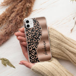 Glam Leopard Spotsバラ金ゴールドブラックメタリック名 Case-Mate iPhone 14ケース<br><div class="desc">黒い背景にシックなバラ金ゴールドヒョウのスポットパターンをフェイクし離れ、バラ金ゴールドグリッターを用いて右にバラ金ゴールド箔のを施したデザインを特徴とする。黒い手書きブラシフォントで名前またはモノグラムスタイリッシュでパーソナライズする。</div>