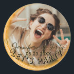 Glam Photo ガーリー Script 20 30 40th Birthday Party ラウンドシール<br><div class="desc">お客様を歓迎するか、この誕生日パーティーステッカーでモダン誕生日の女の子を驚かす。誕生日の女の子の名前と年齢を追加することで、この完全にカスタマイズ可能なデザインを簡単にカスタマイズしユニークて、オーナメントを作成す素晴らしる、休暇、誕生日、または記念日パーティーのためのお気に入りの贈り物。他の一致する製品またはカスタマイズについては、Zazzleを介して親切にメッセージ。</div>