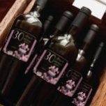 Glam Pink Blackファッション30th Birthdayパーティー スパークリングワインラベル<br><div class="desc">華やかなフランスのオートクチュールインスパイア、ピンクとブラックの30歳の誕生日デザインは、ハットボックスケーキ、ピンクのスティレット、そして様々な未開封の誕生日プレゼントや甘美なカップケーキの間のメイクアップバッグを特徴とする。の誕生日祝大事な行事に最適年齢は編集不可能なピンクのフェイクグリッターフォントで作成される。</div>