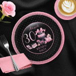 Glam Pink Blackファッション30th Birthdayパーティー ペーパープレート<br><div class="desc">華やかなフランスのオートクチュールインスパイア、ピンクとブラックの30歳の誕生日デザインは、ハットボックスケーキ、ピンクのスティレット、そして様々な未開封の誕生日プレゼントや甘美なカップケーキの間のメイクアップバッグを特徴とする。の誕生日祝大事な行事に最適年齢は編集不可能なピンクのフェイクグリッターフォントで作成される。</div>