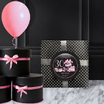 Glam Pink Blackファッション30th Birthdayパーティー ラウンドシール<br><div class="desc">華やかなフランスのオートクチュールインスパイア、ピンクとブラックの30歳の誕生日デザインは、ハットボックスケーキ、ピンクのスティレット、そして様々な未開封の誕生日プレゼントや甘美なカップケーキの間のメイクアップバッグを特徴とする。の誕生日祝大事な行事に最適年齢は編集不可能なピンクのフェイクグリッターフォントで作成される。</div>