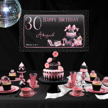 Glam Pink Blackファッション30th Birthdayパーティー 横断幕<br><div class="desc">華やかなフランスのオートクチュールインスパイア、ピンクとブラックの30歳の誕生日デザインは、ハットボックスケーキ、ピンクのスティレット、そして様々な未開封の誕生日プレゼントや甘美なカップケーキの間のメイクアップバッグを特徴とする。の誕生日祝大事な行事に最適年齢は編集不可能なピンクのフェイクグリッターフォントで作成される。</div>