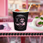 Glam Pink Blackファッション30th Birthdayパーティー 紙コップ<br><div class="desc">華やかなフランスのオートクチュールインスパイア、ピンクとブラックの30歳の誕生日デザインは、ハットボックスケーキ、ピンクのスティレット、そして様々な未開封の誕生日プレゼントや甘美なカップケーキの間のメイクアップバッグを特徴とする。の誕生日祝大事な行事に最適年齢は編集不可能なピンクのフェイクグリッターフォントで作成される。</div>