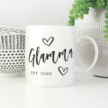 Glamma Year設立おばあちゃん コーヒーマグカップ<br><div class="desc">ハートでアクセントを付けシンプルた手書きのスクリプトレタリング「Glamma」を備えたデザインで、おばあちゃんのための甘い形見を作成する。彼女は可愛い母の日や妊娠の発表の贈り物のための祖母になった年でパーソナライズ。</div>