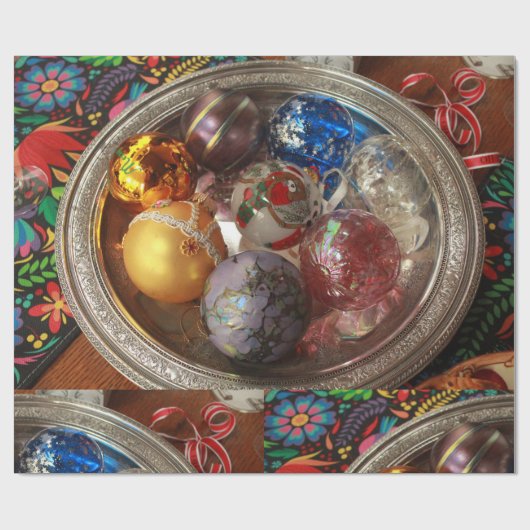 Glass ornaments in silver box with folk art ラッピングペーパー (フラット)