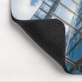Glass Skyscraper With Cloud Refection マウスパッド (コーナー)
