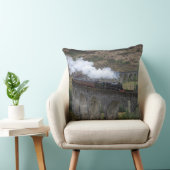 Glenfinnanの陸橋の古い蒸気の列車 クッション (椅子)