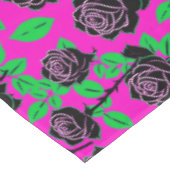 Glossy Black Roses On A Hot Pink Background テーブルクロス (アングル)