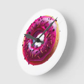 Glossy Pink Donut with Dark Sprinkles ラウンド壁時計 (傾斜)