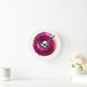 Glossy Pink Donut with Dark Sprinkles ラウンド壁時計 (ホーム)