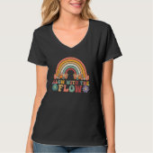 Glow with the flow retro groovy rainbow 60s 70s hi tシャツ (正面)