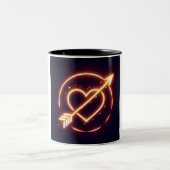 glowing image of a heart with cupid's arrow ツートーンマグカップ (中央)