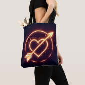 glowing image of a heart with cupid's arrow トートバッグ (クローズアップ)