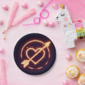 glowing image of a heart with cupid's arrow ペーパープレート (パーティー)