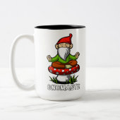 Gnomasteの禅のヨガの庭の格言の黙想 ツートーンマグカップ (左)