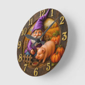 Gnome Feeding Pig in Autumn Farm Scene Clock ラウンド壁時計 (傾斜)