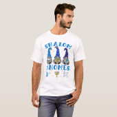 Gnome Hanukkah Funny Jewish Shalom Gnomes Chanukah Tシャツ (正面フル)