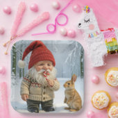 Gnome With Enjoying a Candy Cane In Snowy Forest ペーパープレート (パーティー)