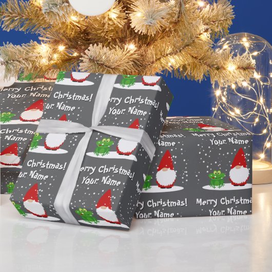 Gnome with green frog cartoon funny Christmas ラッピングペーパー (クリスマス)