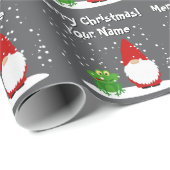 Gnome with green frog cartoon funny Christmas ラッピングペーパー (ロールコーナー)