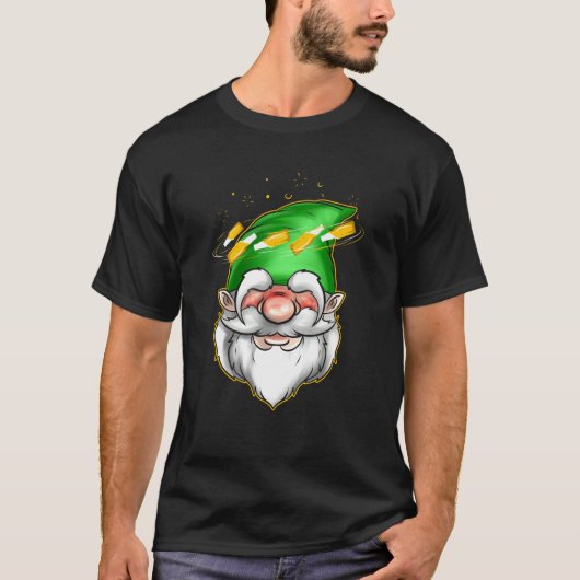 Gnome With Headache From Bottles On St Patricks Da Tシャツ (正面)