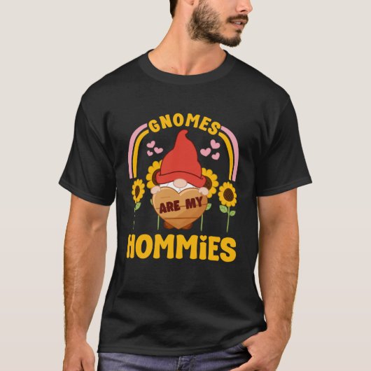 Gnomes Are My Hommies With Sunflowers Yard Garden  Tシャツ (正面)