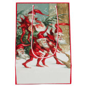 Gnomes sweeping snow with a broom ミディアムペーパーバッグ (裏面)