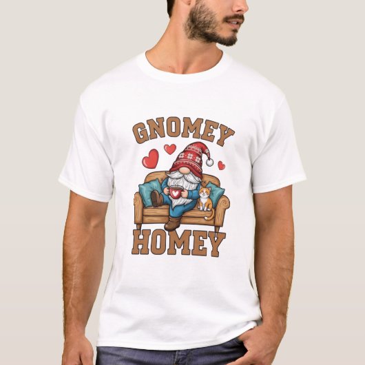 Gnomey homey gnome at home design tシャツ (正面)