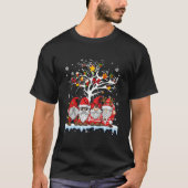 Gnomies In Red Gnome Ugly Tree Lights Snow Winter Tシャツ (正面)