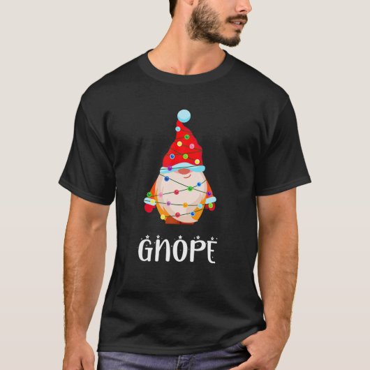 Gnope Gnome Funny Christmas Snow Light Party Pajam Tシャツ (正面)