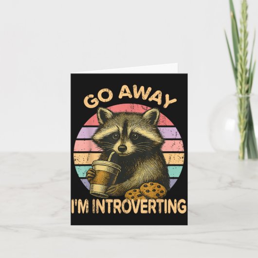 Go Away I'm Introverting Funny Raccoon Sarcastic カード (正面)