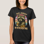 Go Away I'm Introverting Funny Raccoon Sarcastic  Tシャツ (正面)