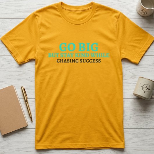 Go Big, Stay Kind インスピレーションのタイポグラフィ Tシャツ