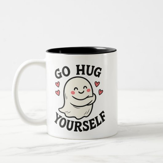 Go Hug Yourself Ghost – Cute Halloween Self-Love ツートーンマグカップ (左)