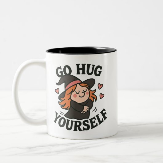 Go Hug Yourself Witch – Cute Halloween Self-Love ツートーンマグカップ (左)