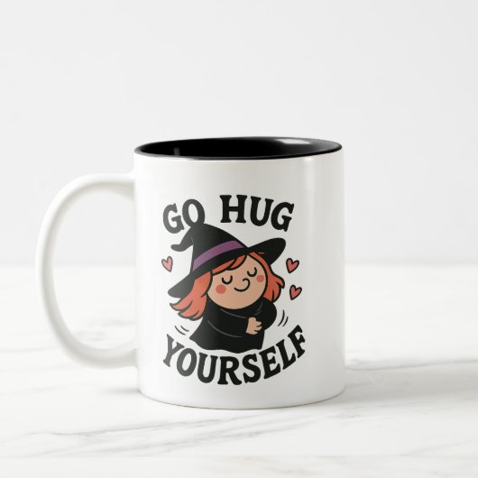 Go Hug Yourself Witch – Cute Self-Love Halloween ツートーンマグカップ (左)
