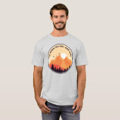 Go Where You Feel Most Alive Motivational Graphic Tシャツ (正面フル)