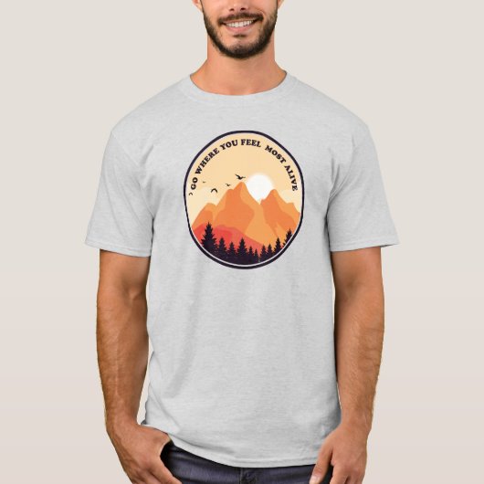 Go Where You Feel Most Alive Motivational Graphic Tシャツ (正面)