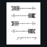 Go Your Own Way Arrowプリント ポスター<br><div class="desc">オリジナルイラストレーションの下にある手書きフォントモダンで「自分の道に進む」引用文は、柄の柄やフレッチングが付いた矢の四重奏曲を備えモダンている。文字なし。</div>