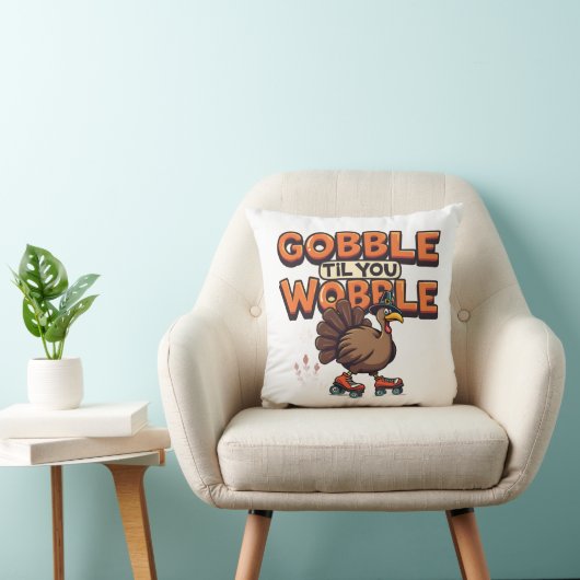 Gobble 'Til You Wobble Turkey on Roller Skates クッション (椅子)