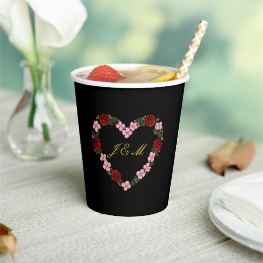 Gobelet en papier noir avec un cœur rose et rouge 紙コップ (インサイチュ)