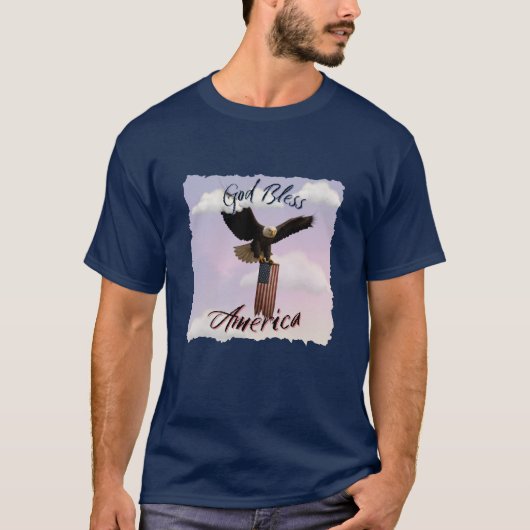 "God Bless America" ハクトウワシとアメリカ国旗 Tシャツ (正面)