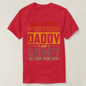 God Gifted Me Two Titles Daddy And Grumpy Funny Fa Tシャツ (デザイン正面)