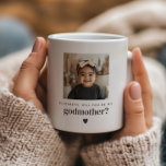 Godmotherの写真の提案を行う コーヒーマグカップ<br><div class="desc">愛する人に甘く意味のある方法を探し求め頼てお前のベビーのゴッドマザーになれば？このミニマモダンリストのマグデザインは質問に完璧なポップ・アートの方法だ！あなたは頼家族や親しい友達など救済、このラベルは永遠に大切にしてくれる心のこもった瞬間を作り出す。あなたの小さな写真と背中に小さなハートが付いた名前の写真も一緒に。このデザインのすべての文字、およびその色とハートを編集できる。また、自分の写真を素早く簡単に追加できる。</div>