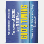 GOD'S TIMINGキリスト教のバイブルパーソナライズされた家 フリースブランケット (正面)