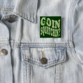 Goin squatchin?文字&グリーン迷彩柄 缶バッジ (インサイチュ)