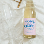 Going to the Chapel Bachelorette Weekend ワインラベル<br><div class="desc">The Going to the Chapel Bachelorette Collection blends playful charm with classic bridal style. Featuring a soft pink background paired with bold blue typography, this suite captures the excitement of a bride-to-be heading down the aisle. Delicate bow illustrations and a mix of elegant serif and flowing script fonts add a...</div>