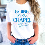 Going to the Chapel Bridal Party Tシャツ<br><div class="desc">The Going to the Chapel Bachelorette Collection blends playful charm with classic bridal style. Featuring a soft pink background paired with bold blue typography, this suite captures the excitement of a bride-to-be heading down the aisle. Delicate bow illustrations and a mix of elegant serif and flowing script fonts add a...</div>